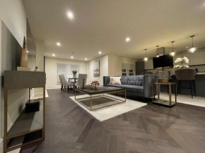 Stunning 2BA, 2BR Apt, Desirable Chigwell CHCL F6